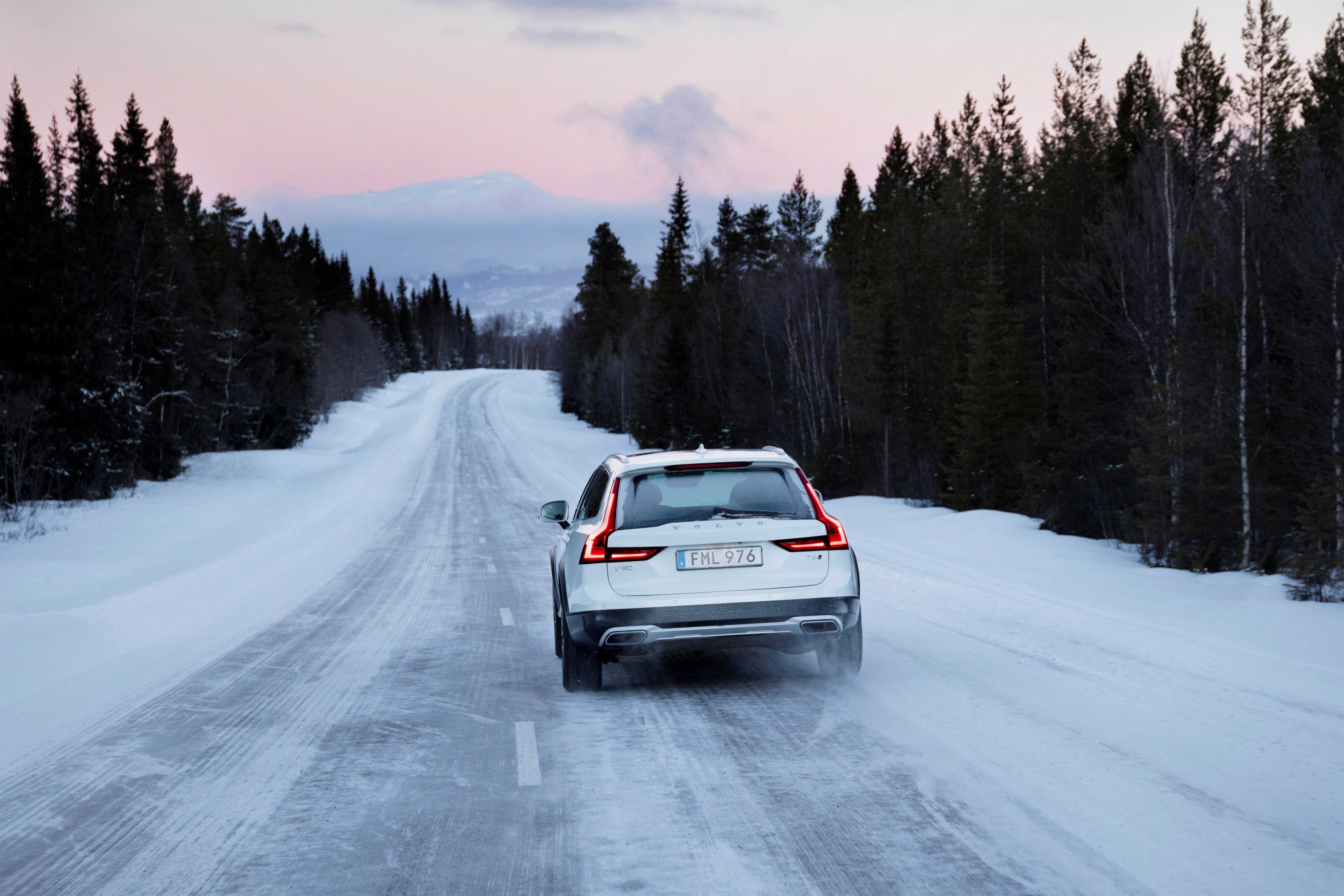 Тест драйв снег. Volvo v90 Cross Country. Вольво хс90 в снегу. Volvo v90 Cross Country 2020. Вольво хс90 зимой.