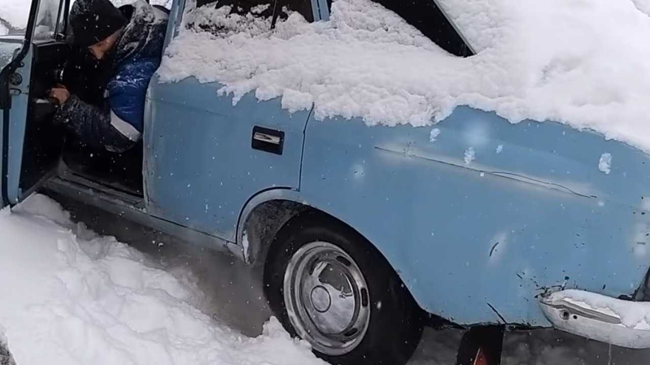 Волга буксует в снегу