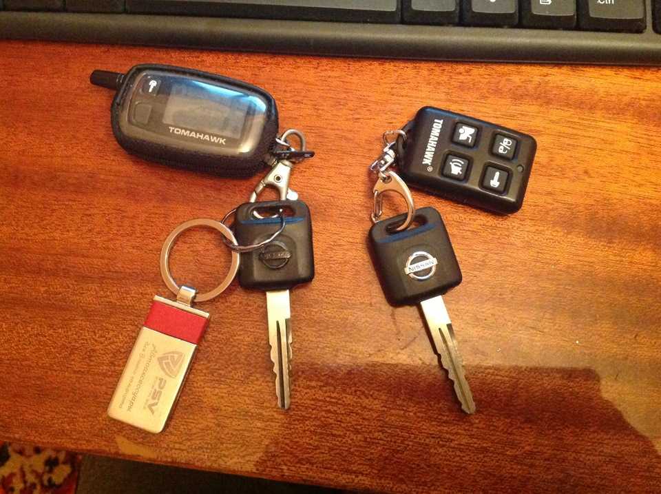 Ключи бывший муж. Ключ зажигания Ниссан Альмера. Nissan Almera Classic ключ. Брелок сигнализации Ниссан Альмера Классик. Альмера Классик 2006 ключи сигнализация.