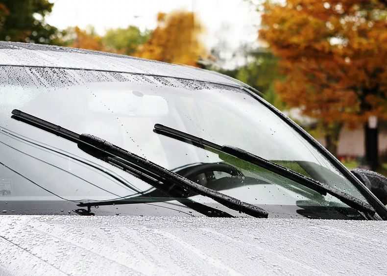 Как правильно поменять щетку стеклоочистителя на автомобиле