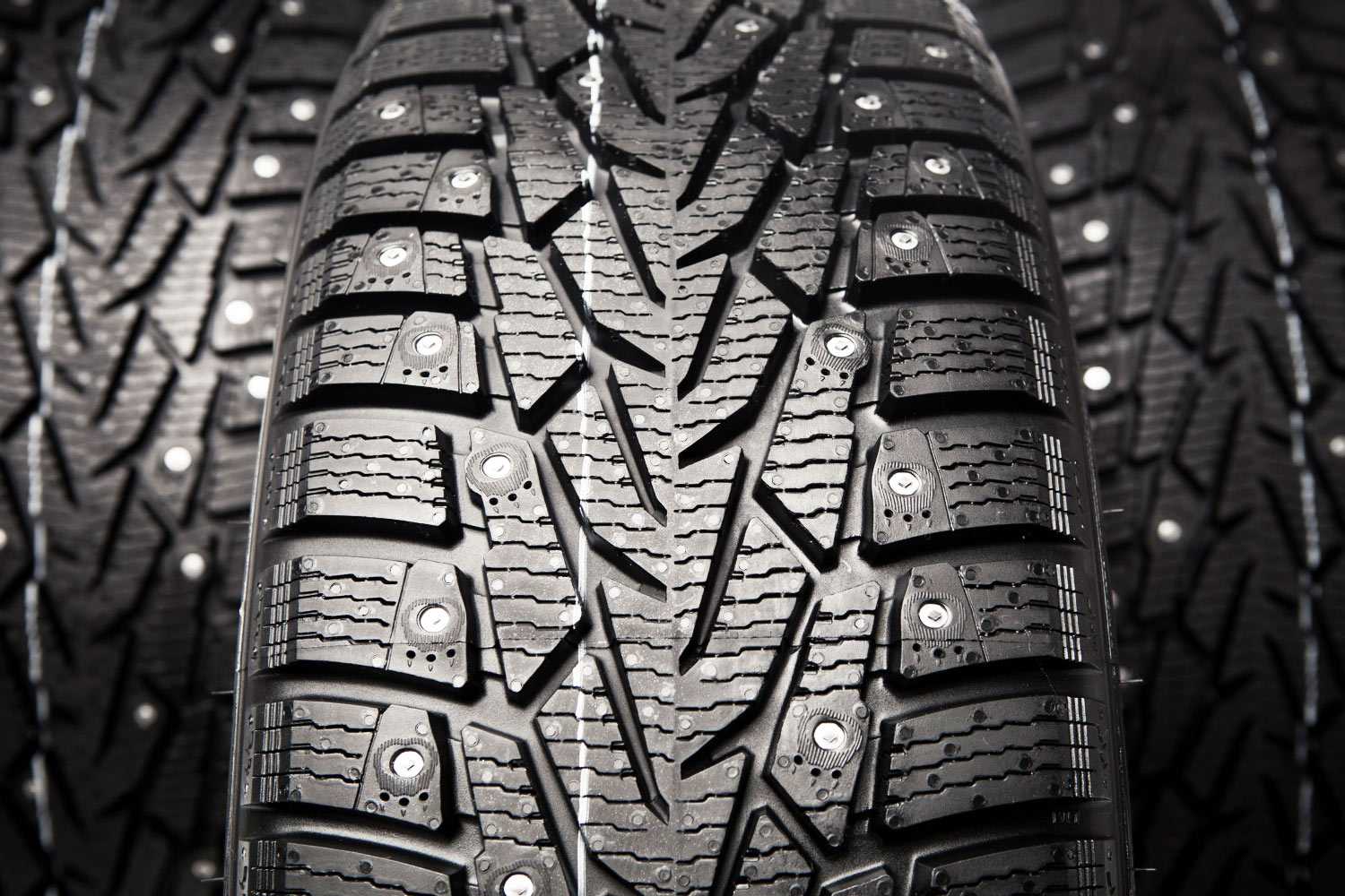 Какие зимние шины лучше выбрать: шипованные или фрикционные?