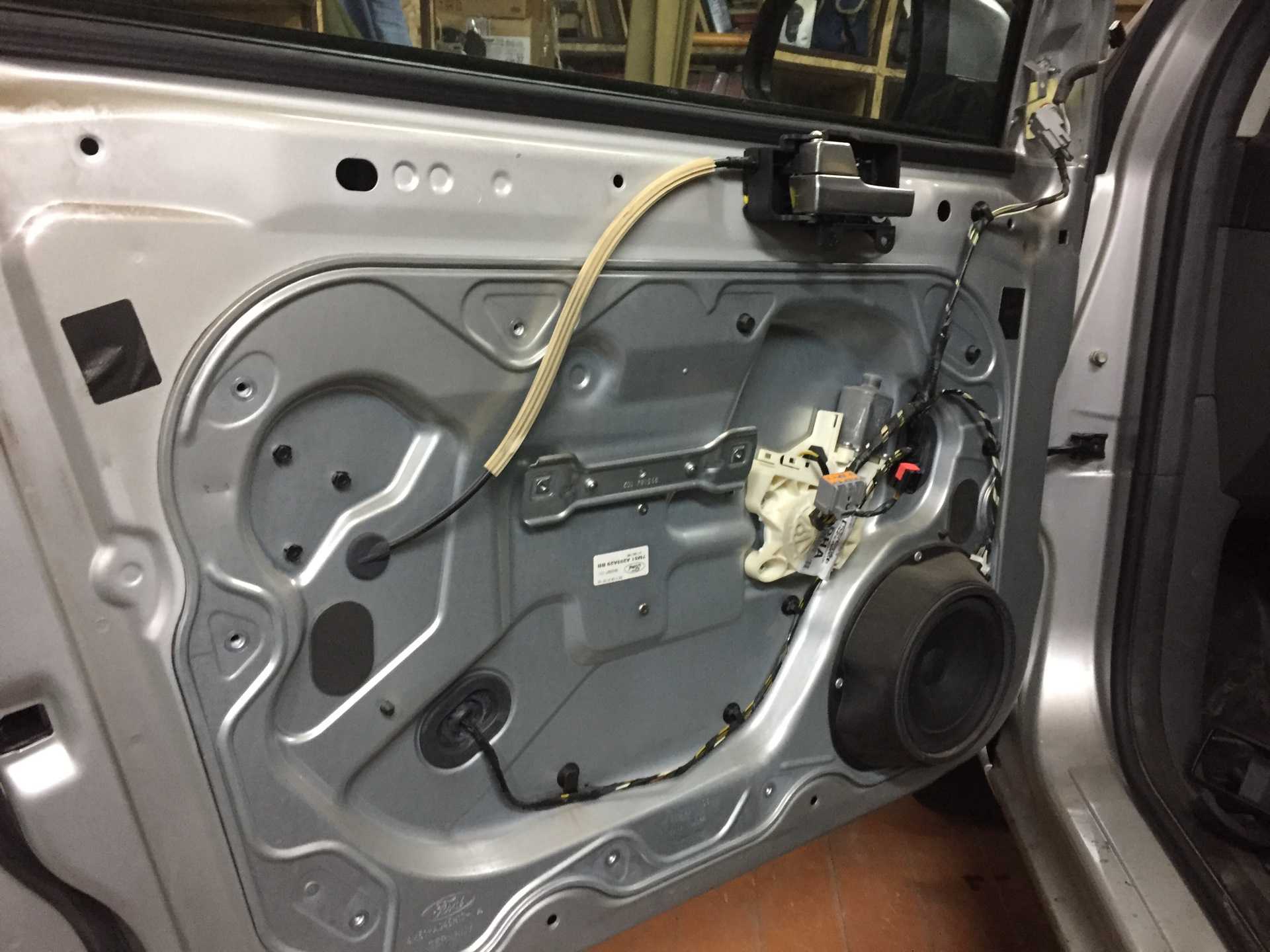 Не открывается дверь пассажира. Механизм открывания двери Ford Focus 1. Форд фокус 2 пассажирская дверь. Дверь Форд фокус 2 изнутри. Форд фокус 1 дверь водителя.