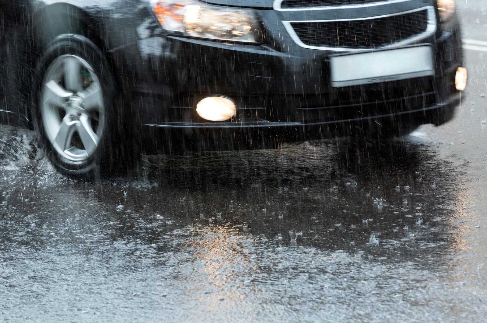 Дождь в дорогу примета. Машина в луже. Мокрые дороги. Машина в луже картинка. ГАИ дождь.