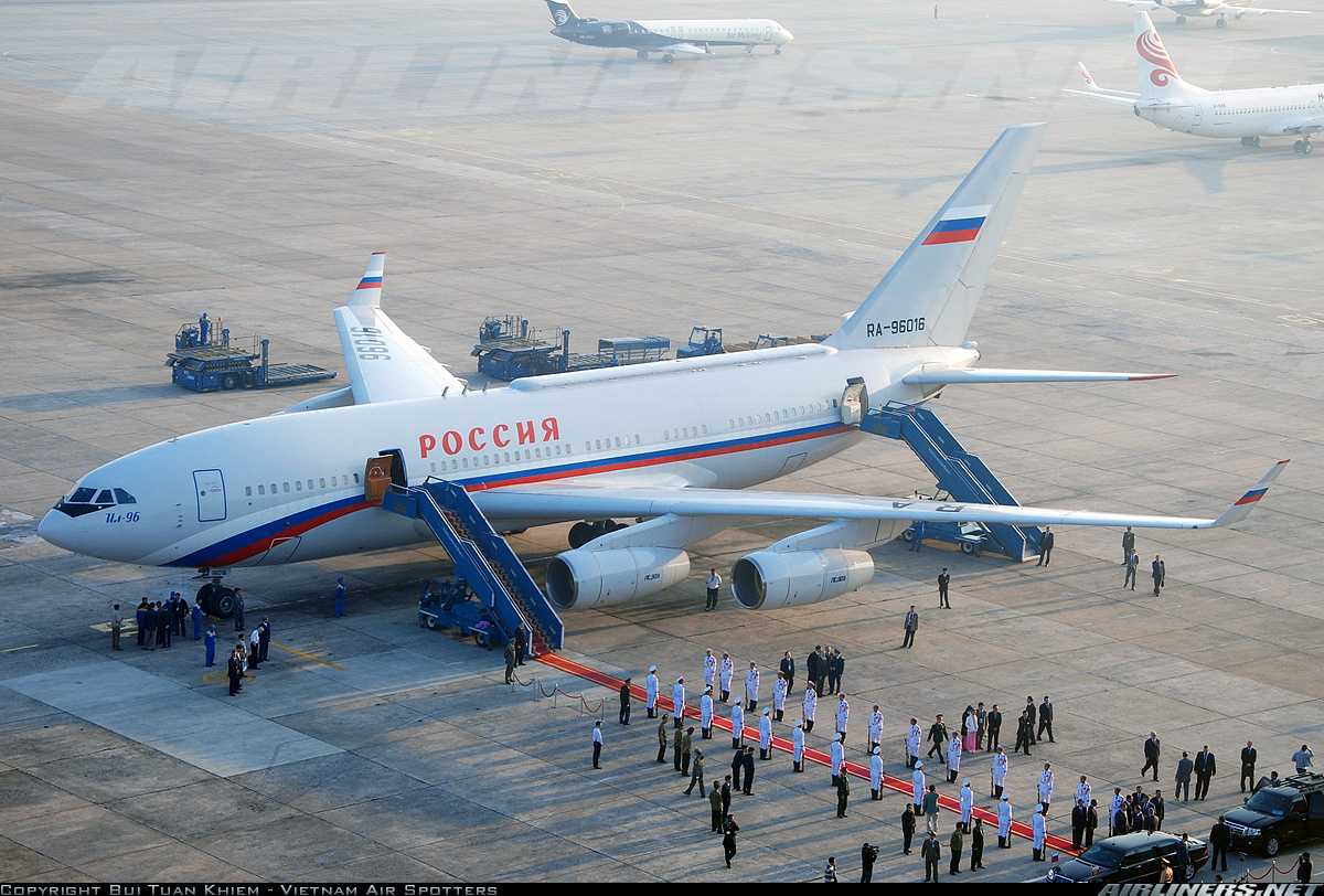 Самолеты первый триместр. Ил-96 президентский борт. Ил-96-300 президентский. Ил 96 Путина. Ильюшин ил 96 300.