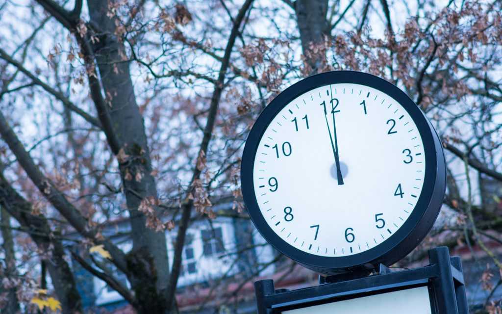 Часы лето. Переход на летнее время Эстония. Летнее время и зимнее время. Часы по эстонски.