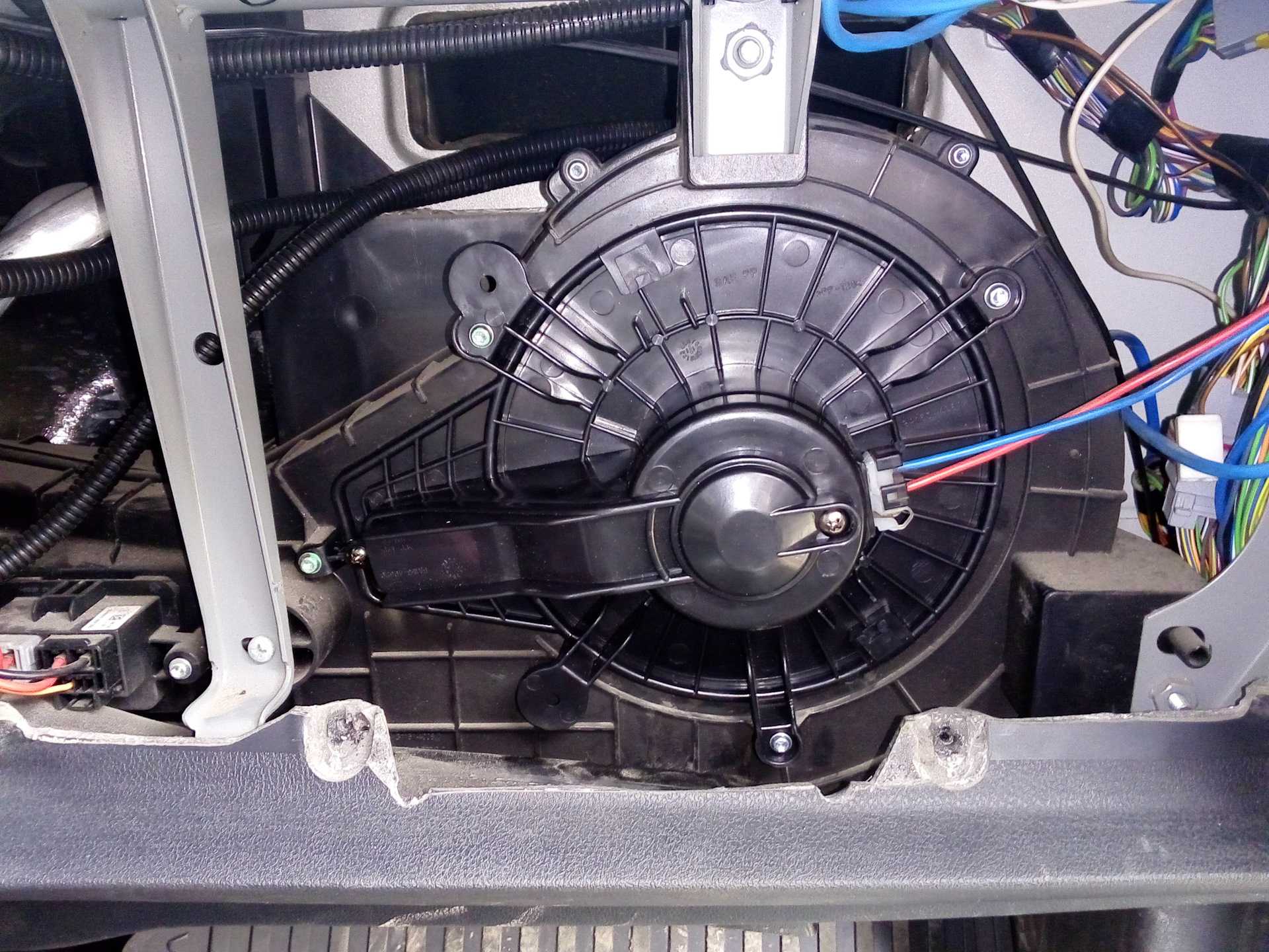Электродвигатель вентилятора отопителя уаз патриот / уаз 3163 с 2005 года