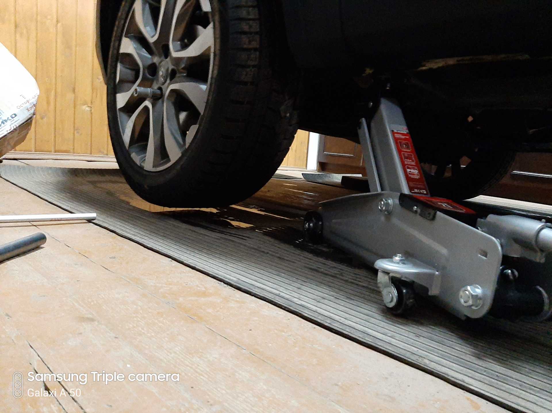 Видео: как безопасно поднять автомобиль при помощи домкрата